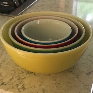 Full set of Pyrex mid century modern mixing bowls, good condition